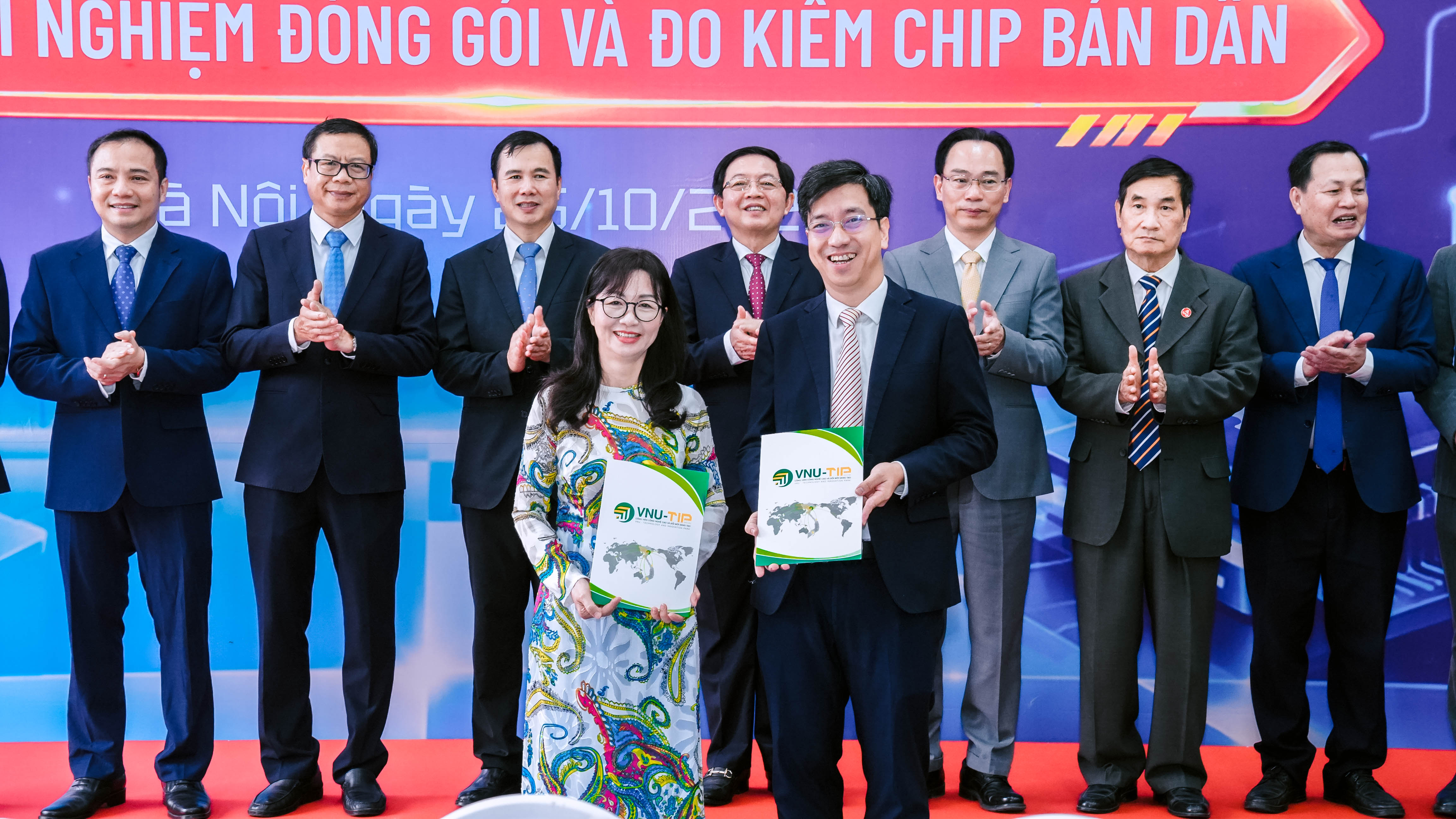 PGS.TS. Trương Ngọc Kiểm và bà Thạch Lê Anh - đại diện VSV tại buổi khai trương Phòng thí nghiệm